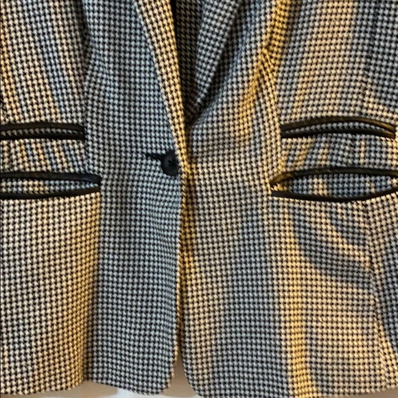 (Sold) Guess houndstooth blazer - Picture 5 of 7
